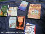 wicca, Feria Pagana, Pagan Fair, Venta de Pentaculos, Book of Shadows, Libros de Las Sombras, Remeras paganas, remeras wicca, runas, tarot, Mjollnirs, martillos de thor, Dioses, Diosas, Lectura de Cartas, Lectura de Runas, Remeras con motivos paganos, Herramientas mágicas, Mazos de cartas, Runas, libros, velas, sahumerios, piedras