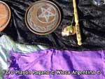 wicca, Feria Pagana, Pagan Fair, Venta de Pentaculos, Book of Shadows, Libros de Las Sombras, Remeras paganas, remeras wicca, runas, tarot, Mjollnirs, martillos de thor, Dioses, Diosas, Lectura de Cartas, Lectura de Runas, Remeras con motivos paganos, Herramientas mágicas, Mazos de cartas, Runas, libros, velas, sahumerios, piedras